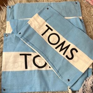 Lot of four Toms flags/bags